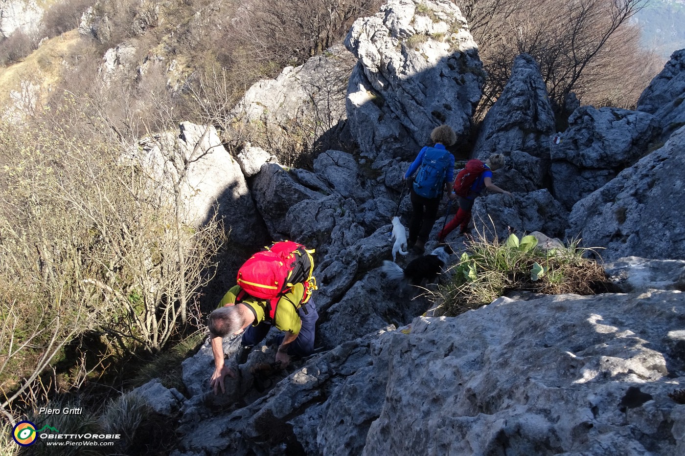 55 In breve disarrampicata e passagio su roccioni .JPG